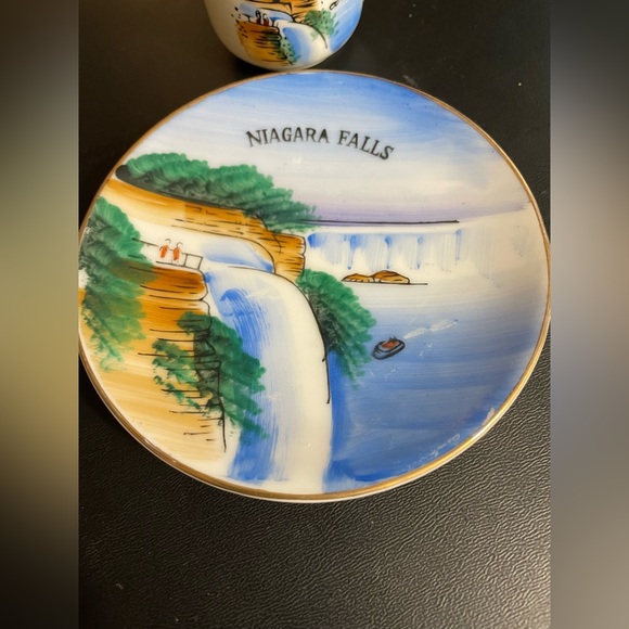 Miniature Niagra Falls tea cup & saucer - Picture 2 of 5